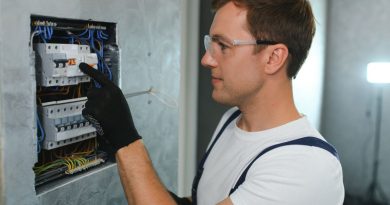 Installateur legt nieuwe groep groepenkast aan